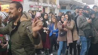 Bu Adam Kürtçe Halaylı Şarkılara çılgınca oynadı.istiklal caddesi sokak sanatçıları.Recep Göker HD Resimi