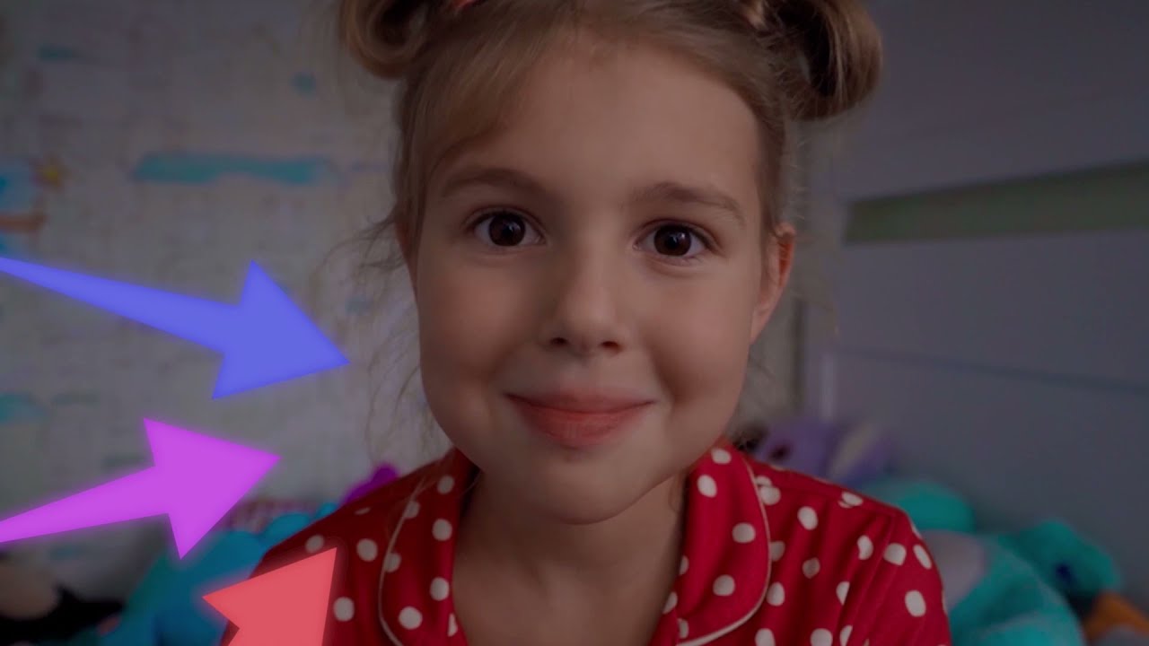 Cinco Crianças fingem jogar jogos para celular para crianças