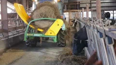 Chainless 2000 bale unroller, feeding round bales in a barn