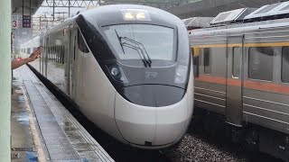 472次員林發車經由山線開往台東EMU3000型十二輛編組EMU3045皮蛋豆腐騰雲號藍色帶新城際自強號列車，和4811次菁桐發車經由深澳線開往八斗子1017+1031+1028三節DRC原色柴油客車
