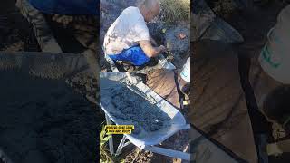 SECANDO A ÁGUA PARA NÃO MOLHAR OS TIJOLOS