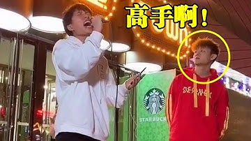 街头歌手被路人抢麦，一开口小哥惊呆了：这是吞了几个华晨宇啊！