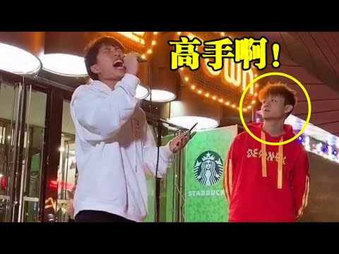 街头歌手被路人抢麦，一开口小哥惊呆了：这是吞了几个华晨宇啊！