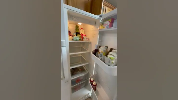 Fridge Door Falls Off || ViralHog