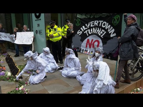 Climate activists protest in London, feel 