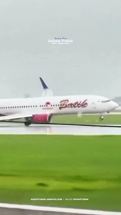 NYARIS TERGELINCIR! PESAWAT BATIK AIR DIHANTAM HUJAN DERAS SAAT MENDARAT DI BANDARA SOETTA