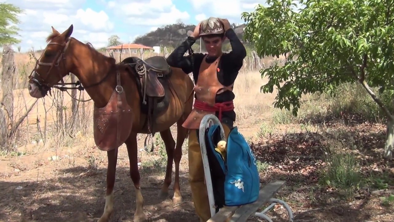 GUILHERME BOTANDO O CAVALO PRA COMER A GOIABA DO REI DAS SERPENTES