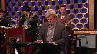 Jeff Bridges (Big Lebowski) - The Man in Me \/ Bob Dylan cover - Live at Conan