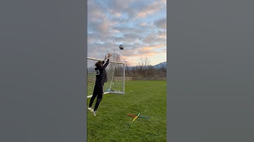 High Ball 🧤 #football #goalkeeper #goalkeepers #goalkeepertraining #shorts #video