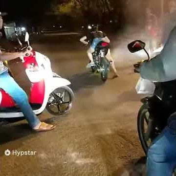 cewek setting motor ninja