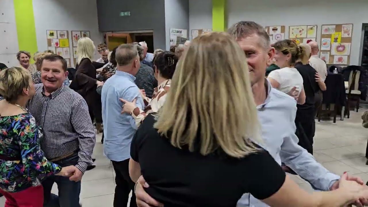 10 stycznia 2026 Młoda PARA przyciąga UWAGĘ na Ludowej ZABAWIE z Kapelą Zbigniewa CIECHOWICZA