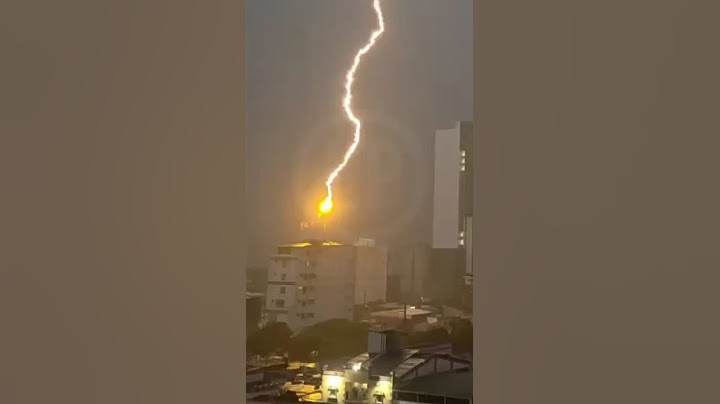 ¡Impresionante! Momento exacto, en el que un rayo cae sobre un edificio en Bucaramanga