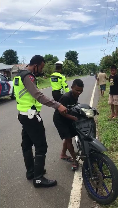 Viral...Polantas Sanksi Tempelkan Telinga Pengendara Di Lubang Knalpot Motor