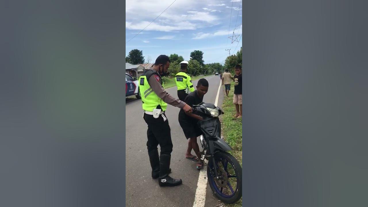 Viral...Polantas Sanksi Tempelkan Telinga Pengendara Di Lubang Knalpot Motor Viral...Polantas Sanksi Tempelkan Telinga Pengendara Di Lubang Knalpot Motor
