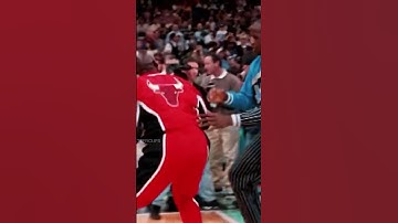Thumbnail of Shaq vs MJ 🔥 #shorts