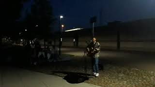 Шантаж Макса Коржа под гитару в Варшаве на берегу Вислы