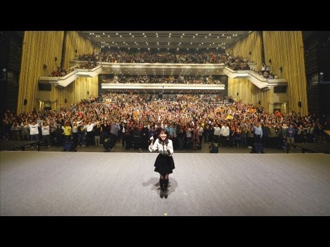 2013年4月20日（土）大阪オリックス劇場　森高千里とお客様との記念撮影の模様