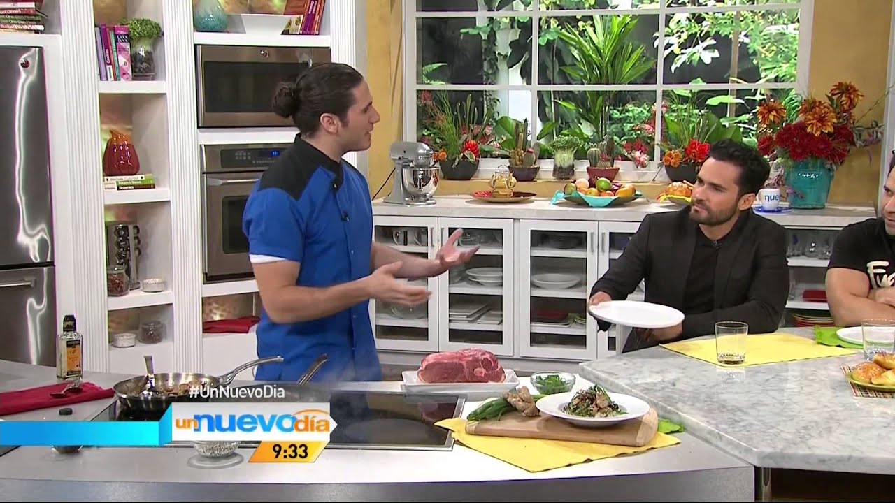 Receta de cerdo con brócoli junto al Chef James | Un Nuevo Día | Telemundo