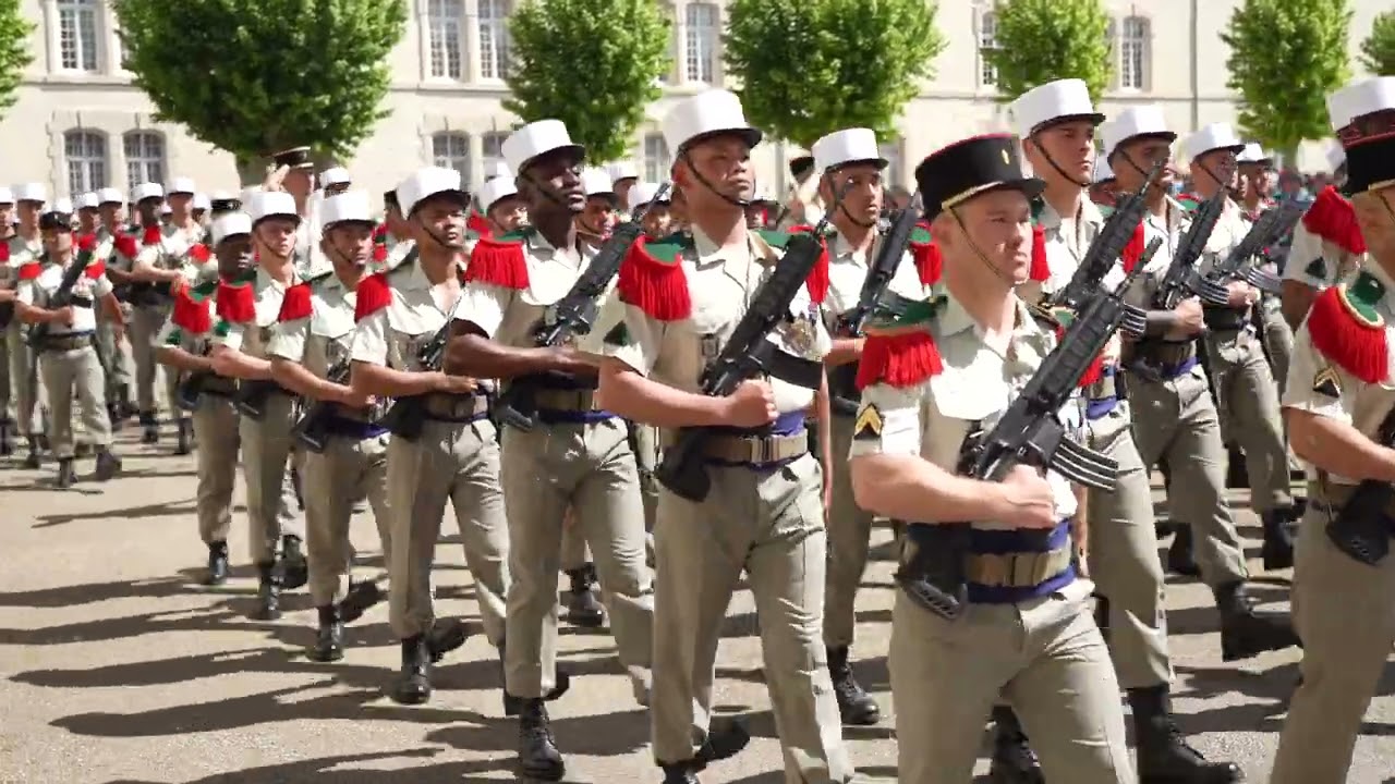 La Légion défile dans la caserne au 2ème REI