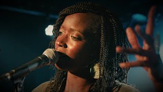 Etrange étrangère (chanson d&#39;HK interprétée par Awa Ly) - session live