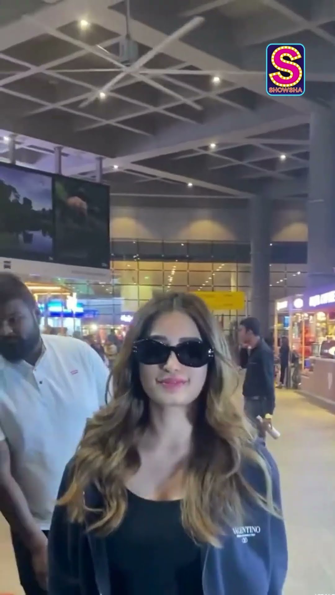 Rasha Thadani Gives Major Airport Look Goals! | Rasha Thadani Videos | N18S | Bollywood | #shorts