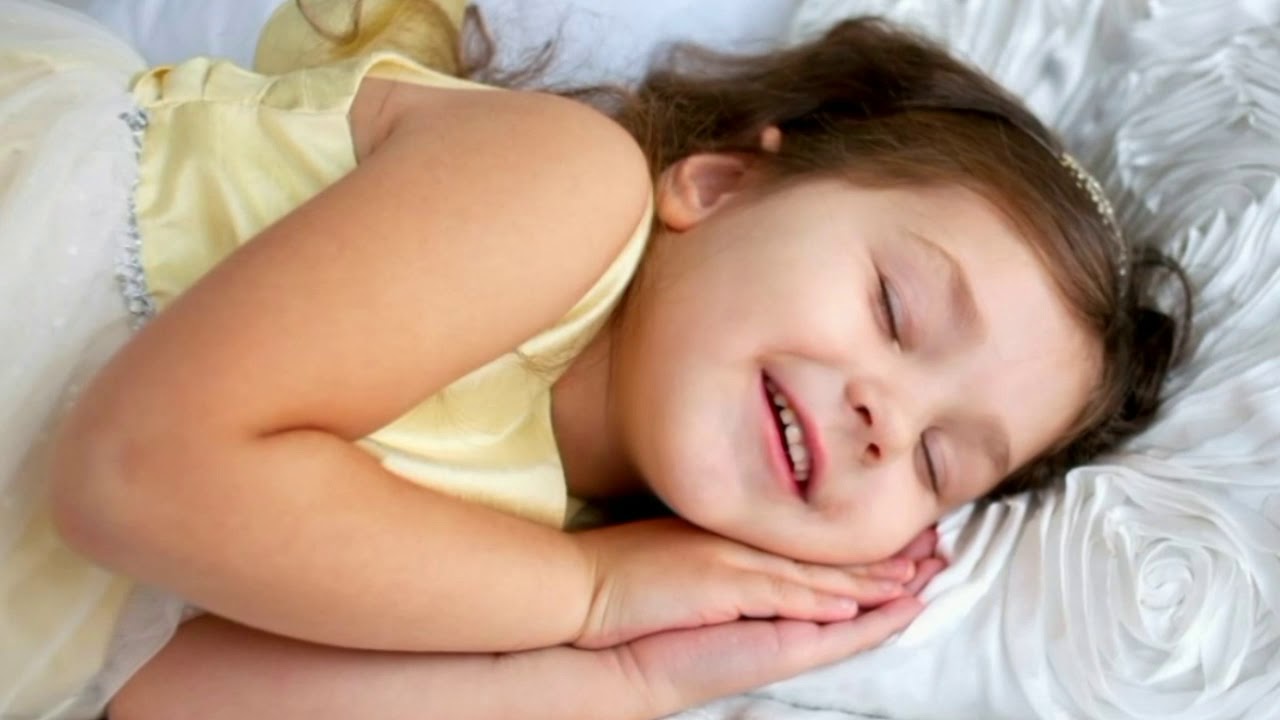 Девушка засыпает. Девушка спит. Спящие девушки. Девушка спит с улыбкой. Сон девочка улыбается.