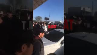 👏Смотрите, как в дагестанском Хасавюрте протестующие против мобилизации отбиваются от силовиков.