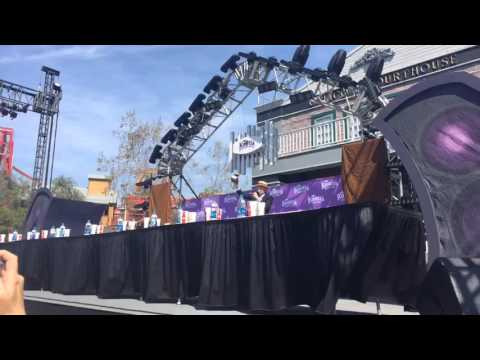 World Boysenberry Pie Eating Contest - Knott's Berry Farm