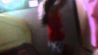 adrielle e andreza dançando empinadinha