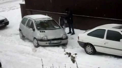 autko i zima w zoczewie