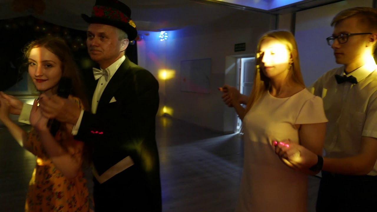 Wodzirej uczy tańca