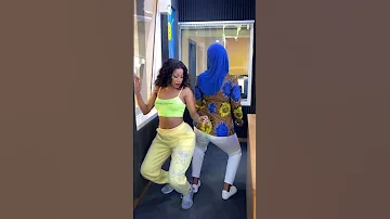 SHEEBAH KARUNGI DANCING #MUWOMYA WITH LUCKY MBABAZI ❤️