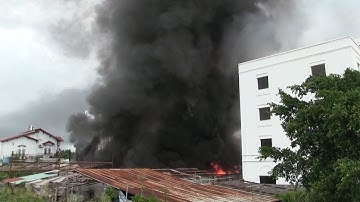 Cháy nhà xưởng, khói bốc cao hàng trăm mét tại TP Hồ Chí Minh