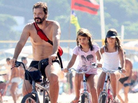 Heitor Martinez curte praia com as filhas