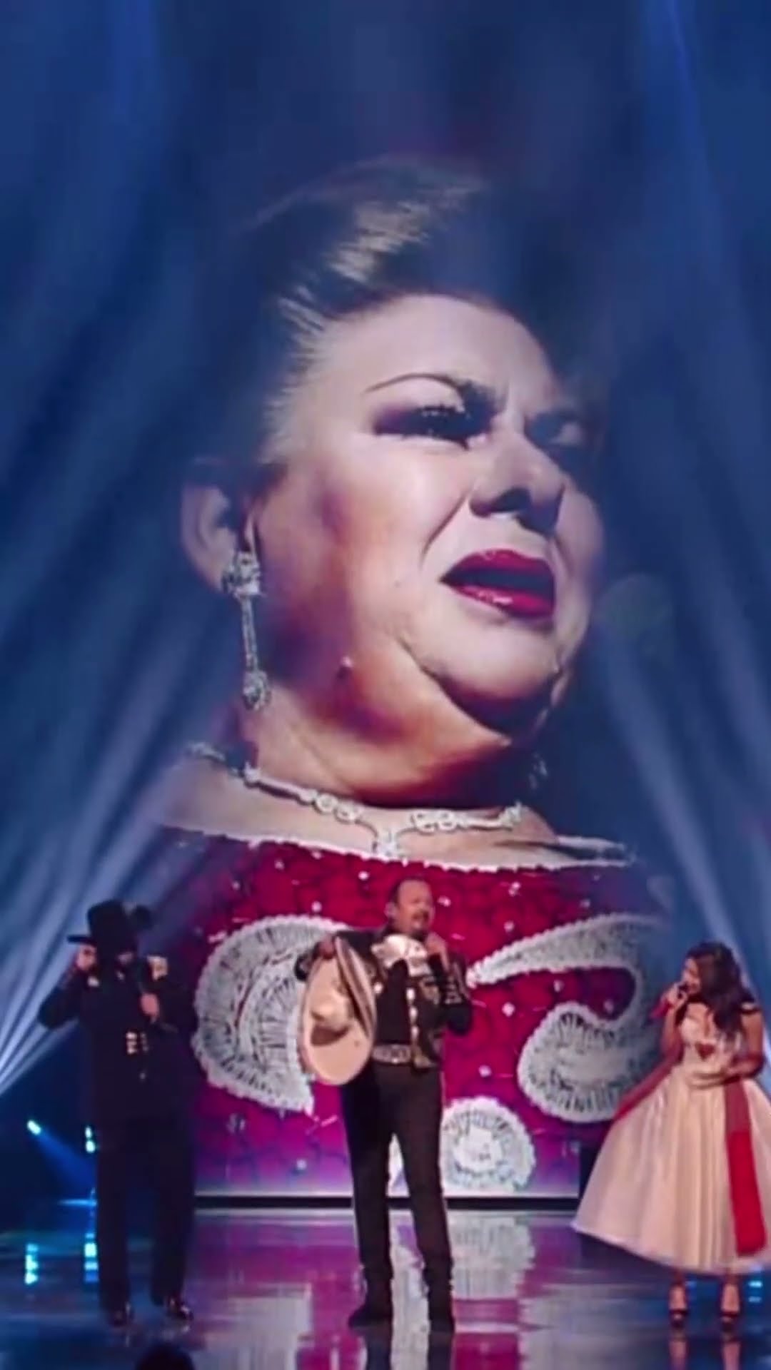 Tres veces te engañé!? #LosAguilar homenaje a nuestra Paquita la del Barrio!! ?️?#PremioLoNuestro