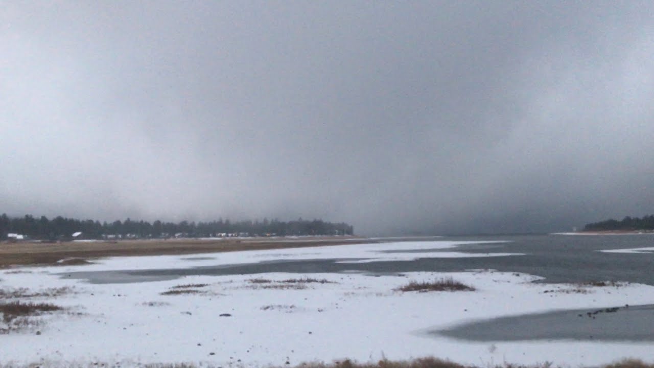 Big Bear Lake, CA gets a WHITE CHRISTMAS. 4 inches of snow has fallen