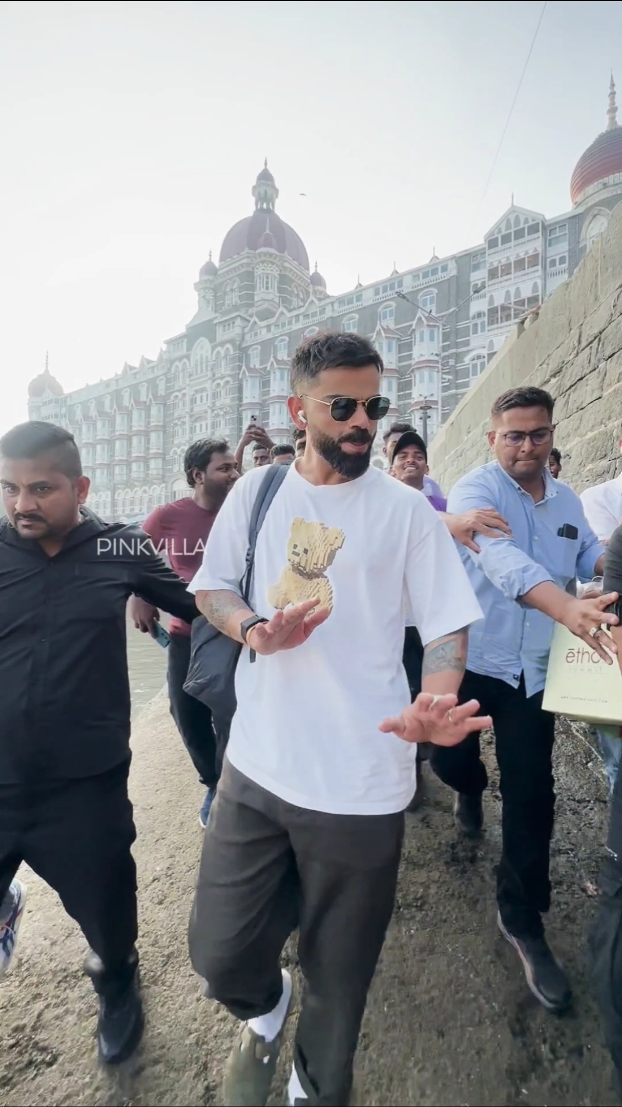Virat Kohli Gets MOBBED By Fans, Avoids Clicking PICS | #shorts #cricket #viralvideo #viratkohli