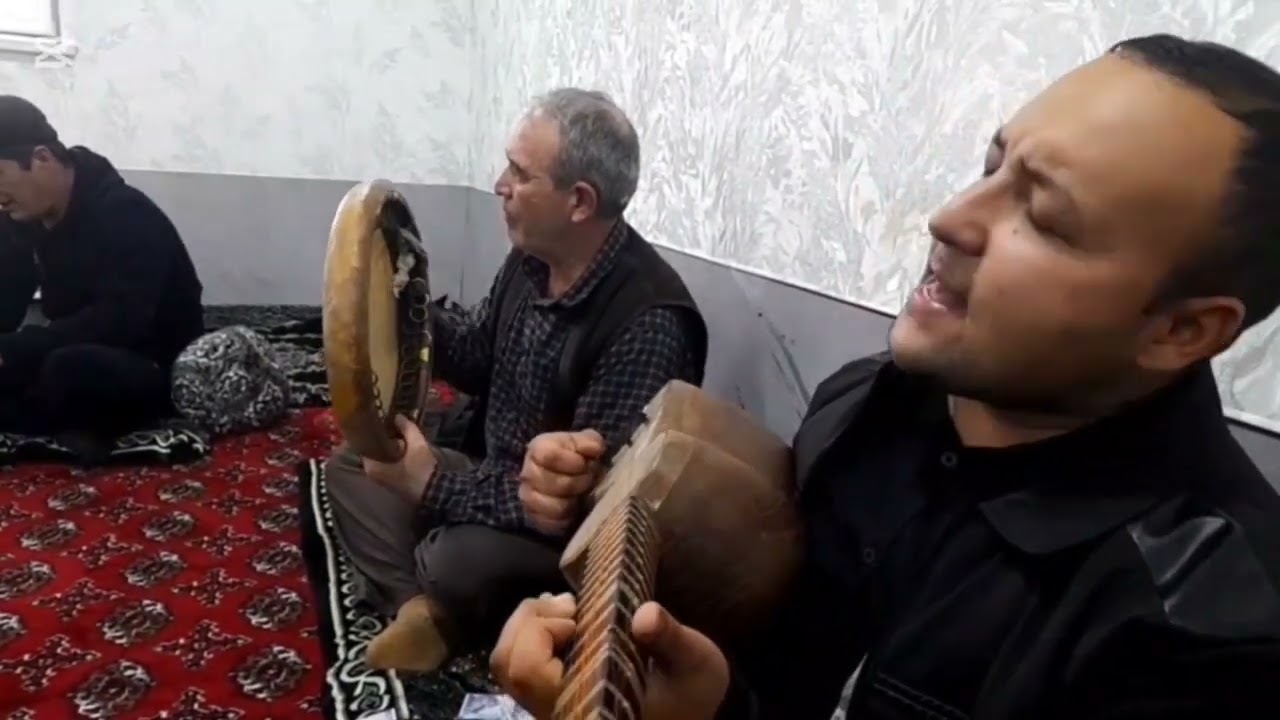 Diyorbek Yodgorov shinavandalar davrasida jonli ijro