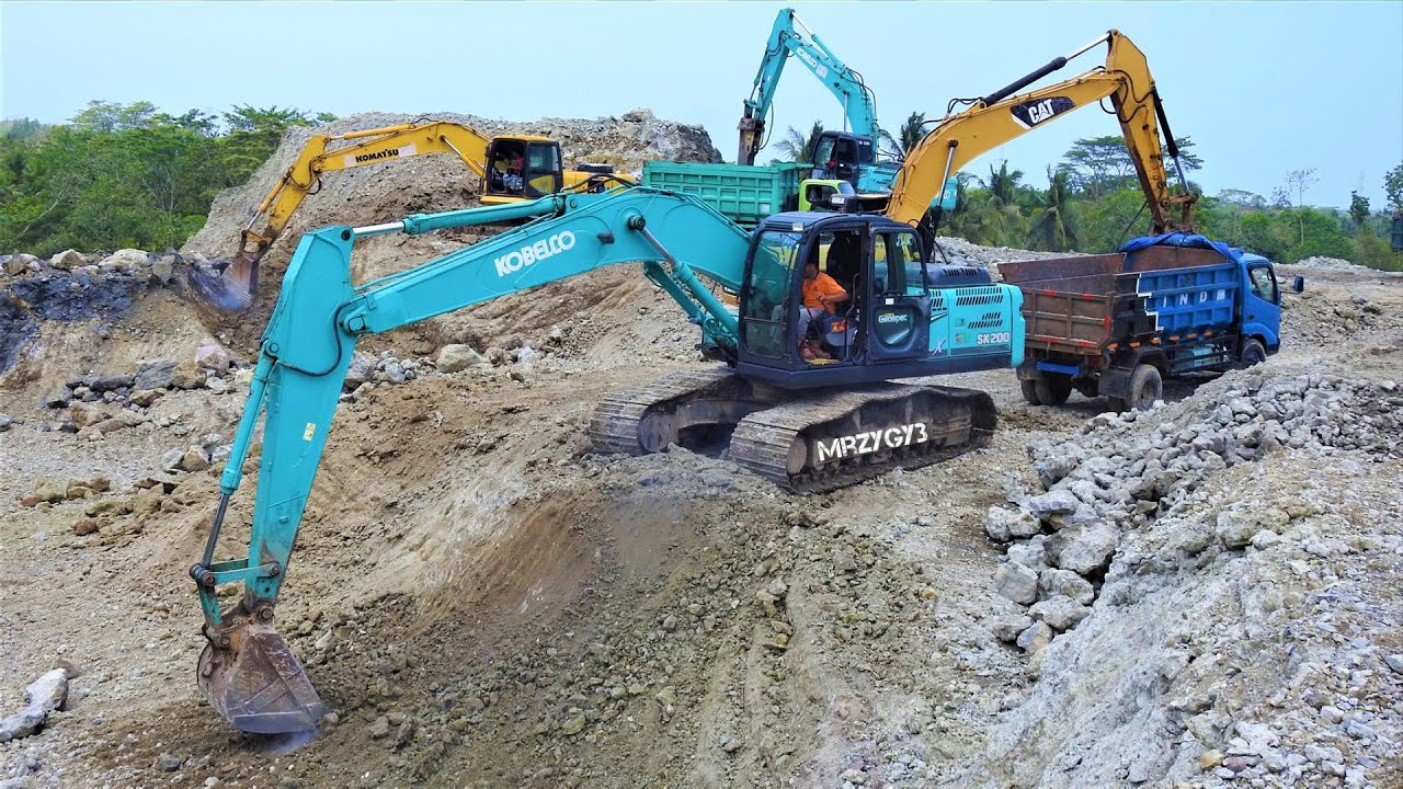 Excavator Trucks Excavating Dirt Komatsu PC210 Kobelco SK200 CAT 320D ...