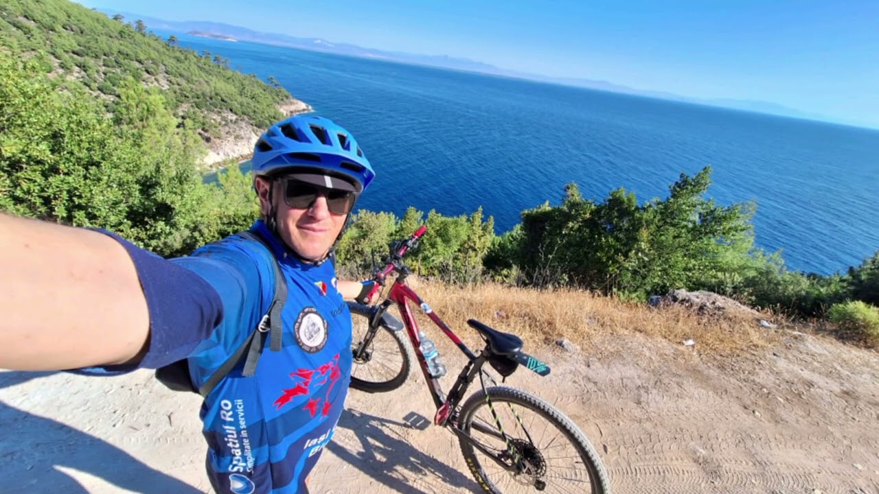 Pe două roți pe coasta estică a insulei Thasos.