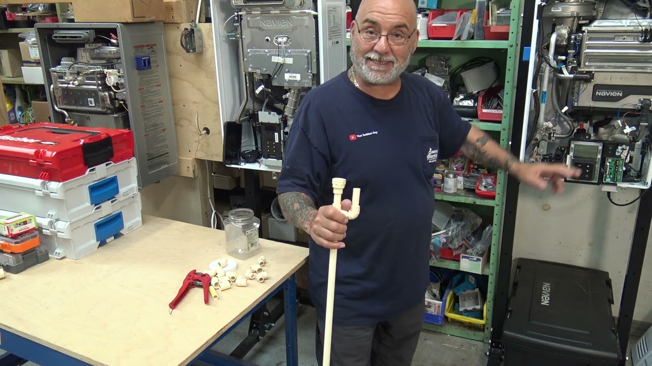 Правильная прокладка трубопровода для слива конденсата для конденсационного проточного нагревателя.