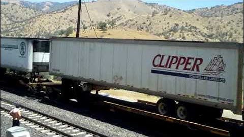 BNSF going through tehachapi loop in the morning july 2009