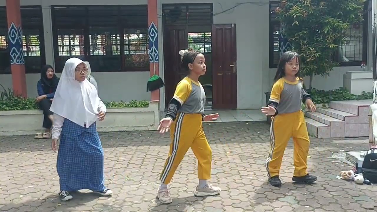 Cila latihan nari lagi