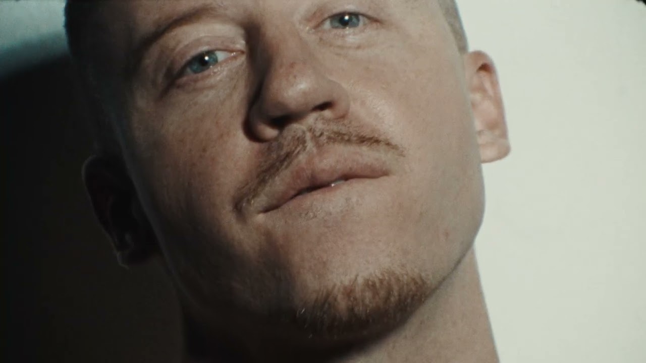 Белый рэпер Macklemore.