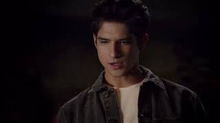Teen Wolf 3x01 Stiles called Scott tell what happened at school. Scott ask Derek for favour.