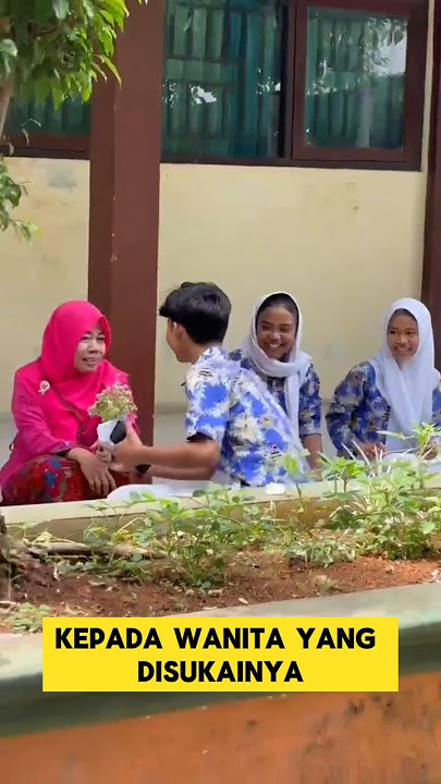 momen lucu ketika murid kasih bunga kepada buk guru nya ‼️ #lucu #ngakak #guru #murid #momenlucu