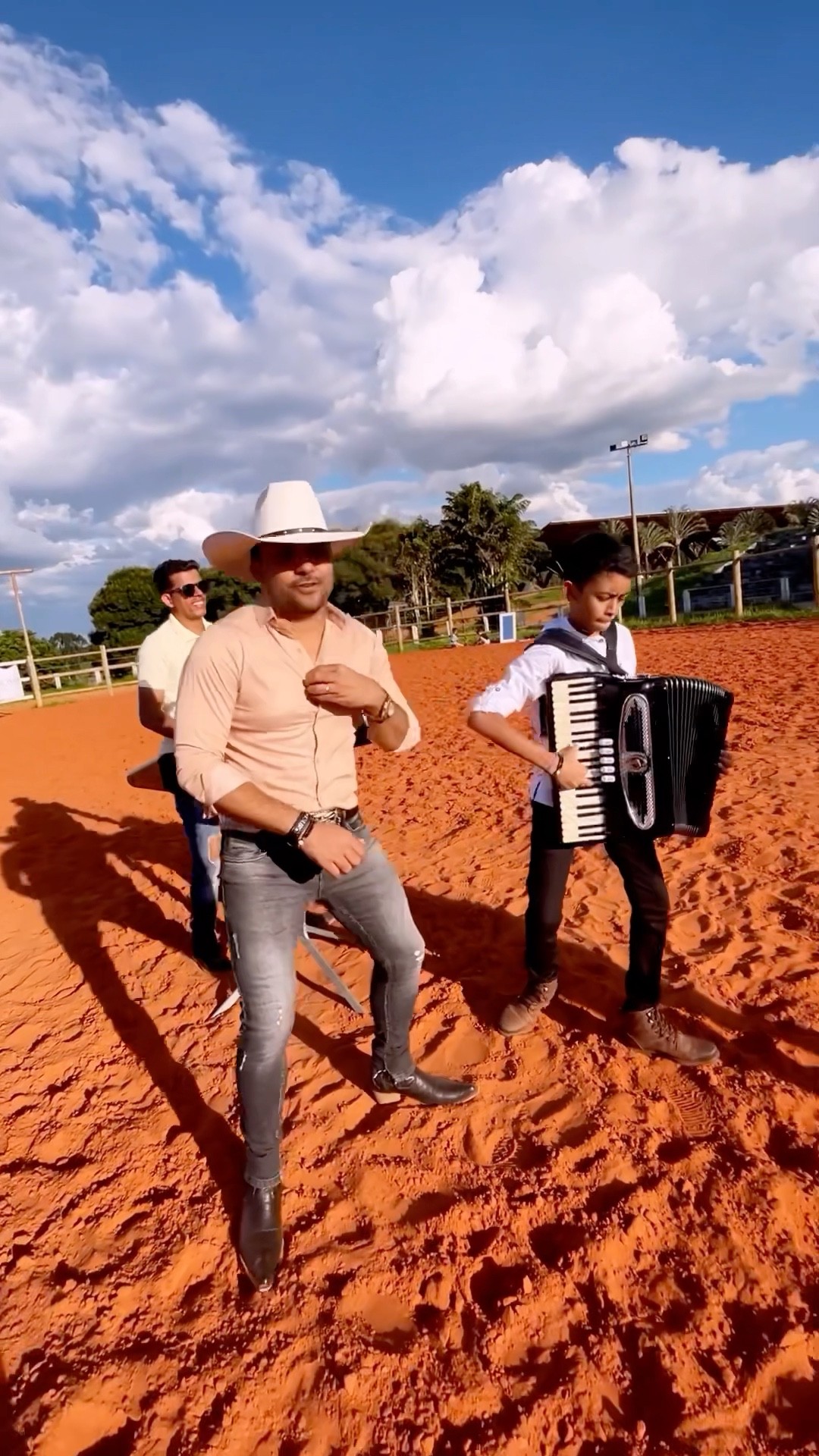 Sucesso do momento leãozinho do forró cantando forró do meu Goiás #boanoiteee #leaozinho #sertanejo