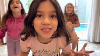 Gigi E Bia Em Um Bate Papo Com Uma Convidada Especial, Sua Amiga Clara.