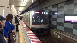 夜のラッシュ時の大手町駅に到着する半蔵門線久喜行き東急5000系