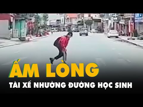 Ấm lòng hình ảnh tài xế nhường đường, học sinh cúi đầu cảm ơn